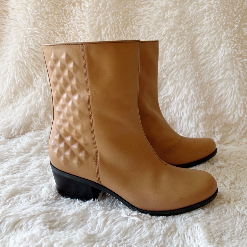 B. Makowsky tan leather bootie ankle boot embossed diamond quiltng size 7
